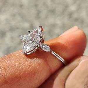 Bague de fiançailles en diamant marquise avec sertissage à 3 pierres - Product Image 6