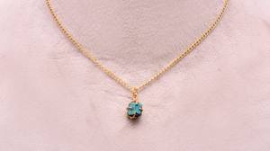 Collier pendentif en chrysocolle brute naturelle Cadeau de bijoux avec chaîne à maillons en or - Product Image 3