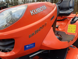 Tondeuse autoportée Kubota GR1600-II, Année 2014, 570 heures, Moteur diesel Kubota, Transmission hydrostatique, Collecteur arrière, Lame de coupe centrale de 42 pouces - Product Image 6