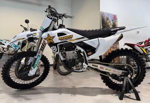 มอเตอร์ไซค์ Husqvarna FC 450 Rock-star Edition รุ่นใหม่ ปี 2025-2026 ขายดีที่สุด มีสินค้าใหม่ในสต็อก - Product Image 2