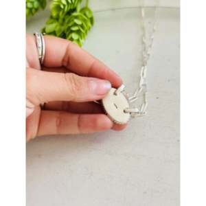 Collier vintage style sud-ouest avec coquillage rose et argent sterling, chaînes en laiton plaqué or avec perle pour mariage et fêtes - Cadeaux - Product Image 5