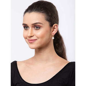 Clara - Pendientes Clásicos de Plata de Ley 92.5 con Perlas, Chapados en Oro, Regalo para Mujeres y Niñas - Product Image 5