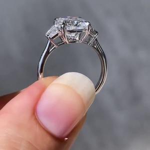 Bague de fiançailles pour femme en diamant de laboratoire certifié IGI 3.00 carats, taille coussin, trois pierres, D-E-F VVSVS, pierres latérales trapézoïdales - Product Image 3