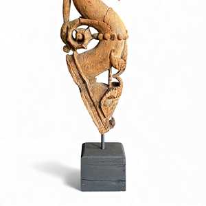 Support mural en bois antique élégant avec un charme rustique - Product Image 4