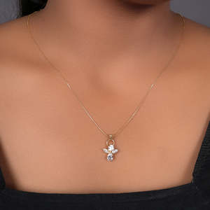 Collier tendance pour femme avec pendentif ange plaqué or 18 carats et chaîne en zircon cubique avec fermoir mousqueton - Cadeau de fiançailles - Product Image 4