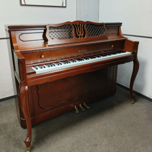 Piano droit Kawai KL11WI rétro en bois massif marron, d'occasion du Japon, clavier de précision, stable, modèle vintage populaire à l'exportation - Product Image 1