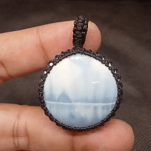 Colgante de Ópalo Azul Natural, Colgante de Macramé, Colgante de Hilo, Gema, Joyería de Piedras Preciosas, Cabujones Pulidos a Mano - Product Image 1