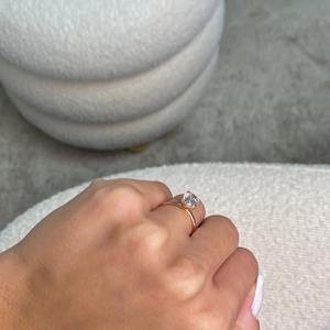 Bague de fiançailles solitaire en diamant de laboratoire de 2,50 carats, taille ovale, design minimaliste pour tous les jours, or rose 18 carats, certifiée IGI, cadeau - Product Image 4