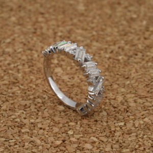 VVS2ตัด Baguette หรูหราแหวนเพชรสำหรับปลูกในห้องปฏิบัติการ925ได้รับการรับรองจากผู้ผลิตเครื่องประดับขายส่งตามต้องการ - Product Image 4