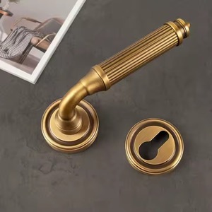 Tirador de puerta dorado de diseñador con detalles elegantes, perfecto para puerta principal, dormitorio u oficina en interiores modernos y de lujo - Product Image 4