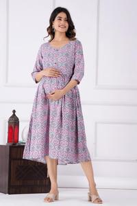 Un vestido de maternidad con estampado de rayón perfecto, cómodo, elegante y versátil para mamás de moda con cremalleras de fácil manejo. - Product Image 2