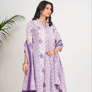 Ensemble Anarkali Kurta Pant Dupatta en coton pour femmes, imprimé floral, longueur mollet, col en V, manches trois quarts, blanc, vêtements ethniques - Product Image 1