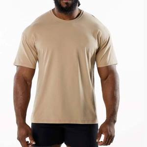 เสื้อยืดคอกลมแขนสั้นสีเบจสีกากีเรียบง่ายสไตล์ลำลองสำหรับผู้ชาย - Product Image 2