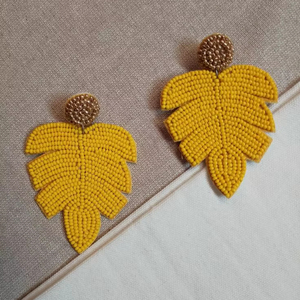 Pendientes de cuentas amarillo marrón para mujer, cuentas de semillas hechas a mano, forma de lágrima, estilo llamativo, diseño étnico - Product Image 1