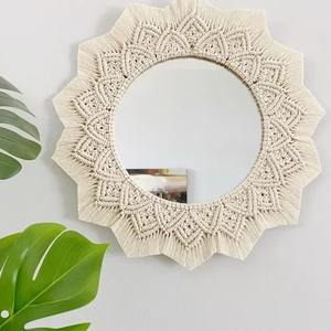 Beau miroir en macramé fait à la main support suspendu Boho coton tissé organisateur mural décoratif pour l'accent intérieur de la maison - Product Image 3