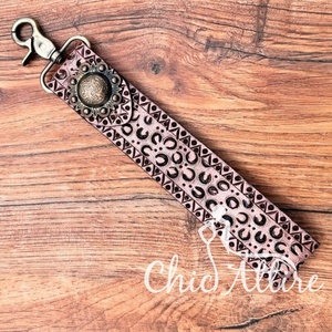 พวงกุญแจหนังวัวแท้ลายดอกไม้ - Product Image 1