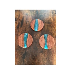 Par de posavasos de resina de moda con decoración de madera para el hogar Venta caliente Posavasos de mesa de nuevo diseño Artículo de uso de cocina altamente recomendado - Product Image 3