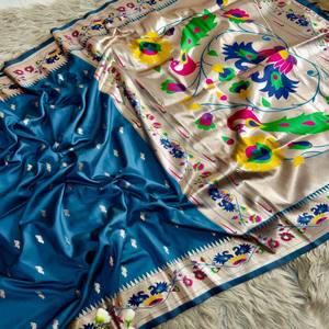 Sari de Seda Paithani VASTRA COTTAGE con Pallu Dorado, Diseños Florales Meenakari, Motivos de Pavo Real y Borde Tradicional con Zari - Product Image 1