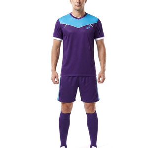 Tenues de football durables et de qualité supérieure, respirantes, légères, en polyester, design personnalisé pour les clubs sportifs, les tournois, les entraînements en plein air - Product Image 1