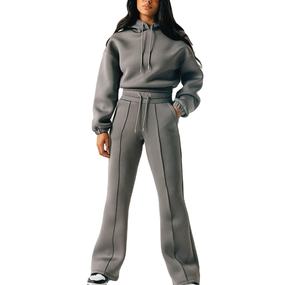 Ensemble de survêtement décontracté pour femme avec logo personnalisé, comprenant un sweat à capuche court en coton oversize et un pantalon de jogging évasé à jambe large - Product Image 1