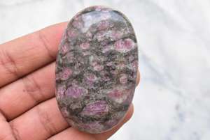 Palmstone Rubellite de cristal, turmalina Rosa Natural, Palmstone de cristal - Product Image 4