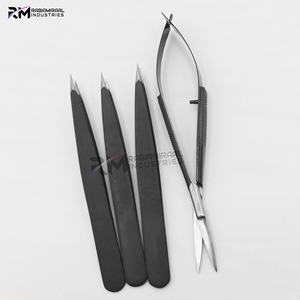 Juego de pinzas para cejas RMI con recubrimiento de polvo negro claro y punta plateada, y tijeras de resorte. - Product Image 3