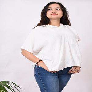 Poncho à capuche en mousseline de coton pour femme, haut décontracté à manches courtes pour le confort, la superposition et le style quotidien sans effort - Product Image 1