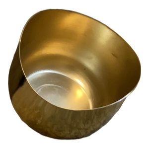 Bol en métal doré de haute qualité avec bords ondulés uniques et texture martelée pour un service élégant et une décoration de maison élégante - Product Image 2