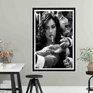 Impression sur toile Vintage Glamour : Art rétro noir et blanc d'une femme fumant, toile encadrée BLANCHE - Product Image 1