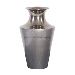 Juego de jarrones de metal New Look en un impresionante color dorado con elegante forma de copa y detalles decorativos de cristal para una decoración elegante - Product Image 3