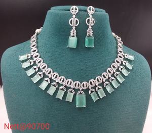 Hermoso conjunto de joyas de diamantes americanos para mujer collar y pendientes brillantes perfectos para cualquier ocasión - Product Image 2