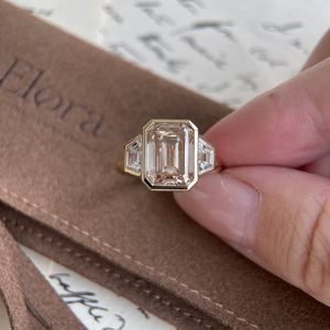 Bague de fiançailles en diamant de culture en taille émeraude - Product Image 4