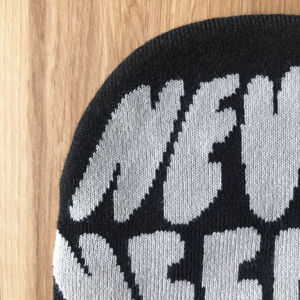 หมวกบีนนี่ไหมพรมอะคริลิคถักลายแจ็คการ์ดคลาสสิกสำหรับฤดูหนาว พิมพ์ลายตัวอักษรโลโก้แบบพัฟพร้อมดีไซน์ใหม่ตามภาพของคุณ - Product Image 3