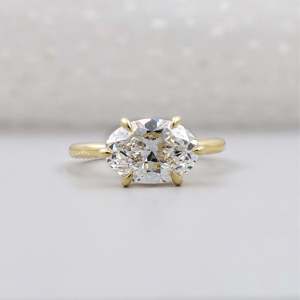 Bague de fiançailles solitaire en diamant ovale de 2,50 ct certifié IGI, cultivé en laboratoire, en or massif 14 carats plaqué rhodium - Design Est-Ouest tendance - Product Image 1