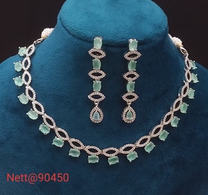 Ensemble de bijoux en diamants américains classiques pour femmes Collier et boucles d'oreilles élégants Parfait pour correspondre à une robe Saree ou des robes de soirée - Product Image 2