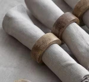 El glamuroso anillo de servilleta con nudo dorado agrega elegancia moderna a cualquier mesa, perfecto para bodas y cenas - Product Image 3