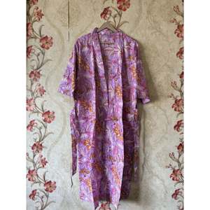 Robe Kimono Florale Légère Faite Main en Coton Pur pour Demoiselles d'Honneur – Hauts Décontractés Élégants - Product Image 1