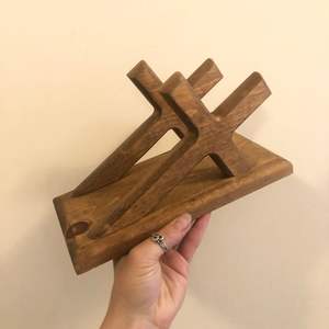 Prix de gros Décoration religieuse en bois sculpté 7*12cm ajustement à la main petite croix en bois pour la fabrication de colliers de prière à l'église - Product Image 1