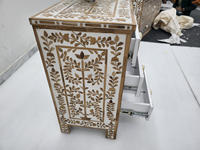 Grands meubles de rangement latéraux de style ange en résine vert sauge avec incrustations de nacre pour appartement de luxe, cuisine moderne et salon
