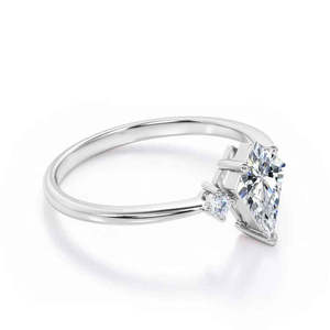 Bague à trois pierres en moissanite de 1,50 carat, forme cerf-volant et ronde, en or blanc - Product Image 3