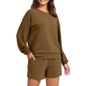 Ensemble 2 pièces éco-responsable : sweat-shirt à col rond à manches longues uni pour femme avec logo personnalisé et short en molleton oversize - Product Image 5