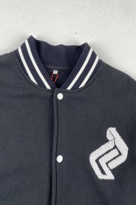 Chaqueta universitaria de diseño personalizado de fábrica Combinaciones de colores Chaqueta universitaria roja y blanca unisex Chaqueta universitaria Letterman para hombre - Product Image 4