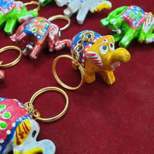 พวงกุญแจช้างอินเดียทำด้วยมือ | พวงกุญแจราจิตันีสีสันสดใสพวงกุญแจไม้ | ของขวัญของที่ระลึกทำด้วยมือ | 1แพ็ค = 12ชิ้น - Product Image 1