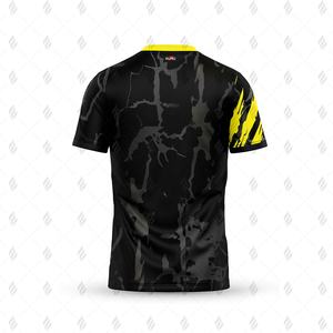 T-shirt décontracté en coton pour homme avec finition unie, col rond, construction tricotée et propriétés anti-plis faciles d'entretien - Product Image 3