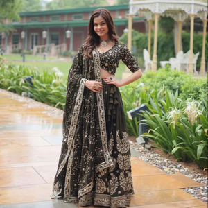 Boda India Lehenga tradicional hermosa Lehenga, con blusa de lujo y Dupatta fiesta pakistaní boda damas de honor - Product Image 1