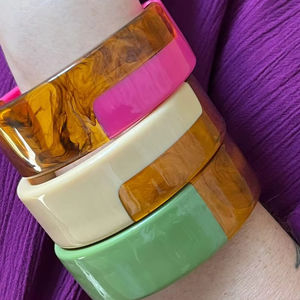 Brazaletes de resina facetada etérea - Product Image 1