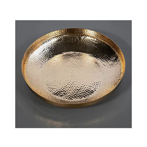 Bandeja para servir comida de metal hecha a mano con acabado dorado Bandeja para servir sushi con diseño de hoja personalizado - Product Image 4