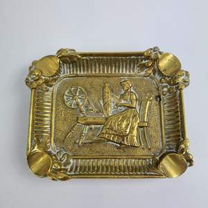 Cendrier moderne en laiton pour les intérieurs minimalistes de maison présentant un design rond simple avec une élégante finition dorée - Product Image 3