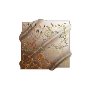 Écharpe en soie beige imprimée de créateur avec motif de chaîne carrée - Product Image 1