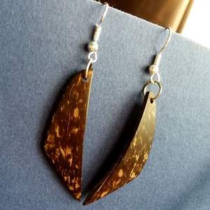 Accesorios únicos de cáscara de coco, que combinan la artesanía tradicional con un diseño moderno, ofreciendo un estilo de vida ecológico. - Product Image 4